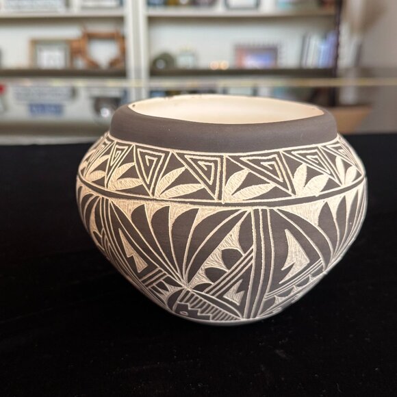 Vintage Laguna Acoma Pueblo Pottery Jar Etched Sgraffito Signed LC/GP - Picture 1 of 9